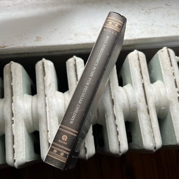 Miss Peregrine’s Home For Peculiar Children by Ransom Riggs - Picture 2 of 3